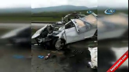 Otomobil elektrik direğine çarptı: 2 ölü, 4 yaralı