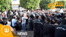 شارع الحبيب بورقيبة : المحتجون يرشقون أعوان الأمن بالحجارة والكراسي والكؤوس
