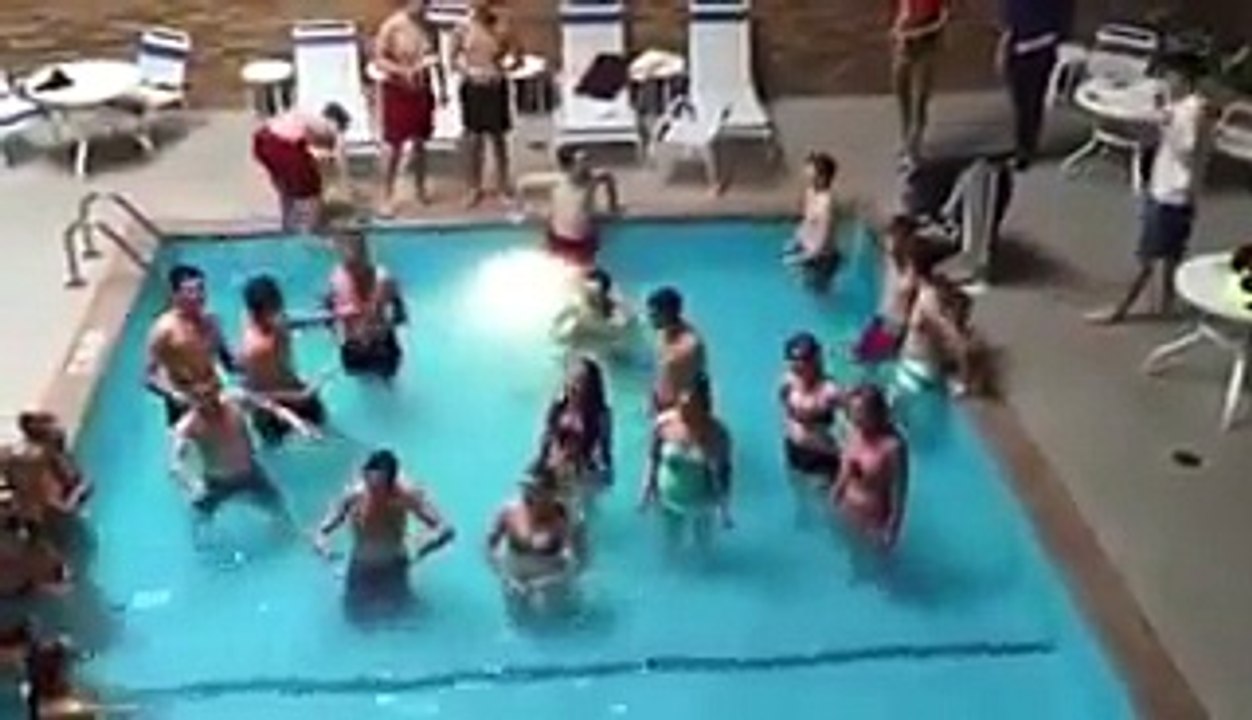 Les adolescents s’immobilisent en plein milieu de la piscine