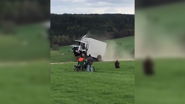 Il teste une barrière anti-terroriste avec son camion