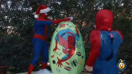 Descargar video: SPIDERMAN GIANT EGG SURPRISE TOYS for Kids w_ Spidey IRL Bubbles Gross Slime Christmas Toys Unboxing-8Zjug_A