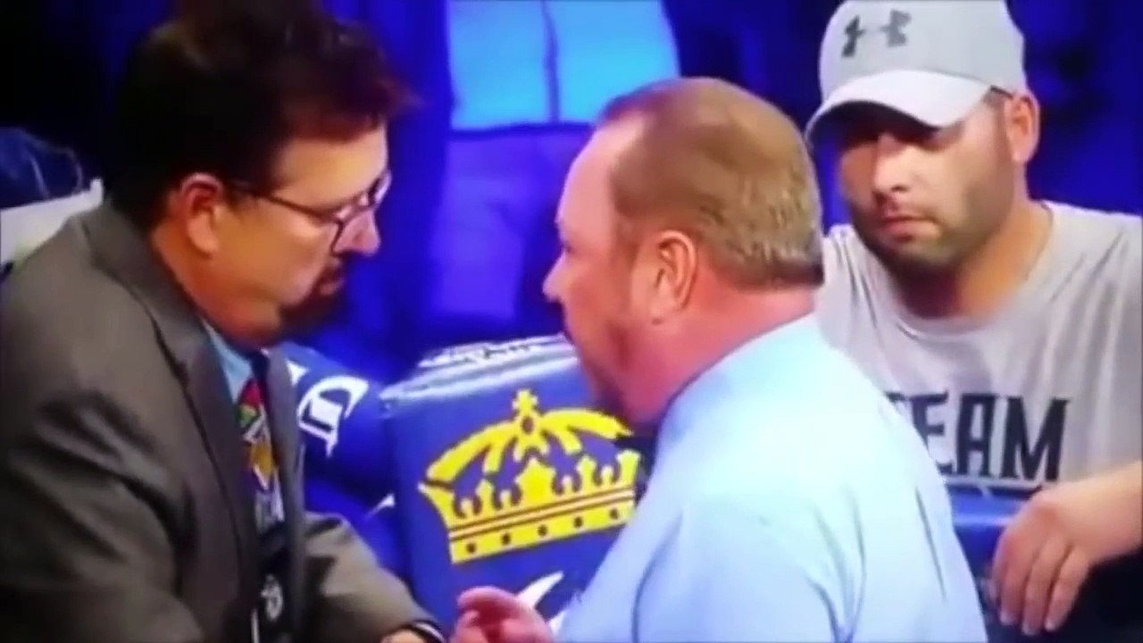 Un boxeur se fait frapper après la cloche, son entraineur va finir le boulot !