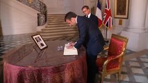 Manchester: Emmanuel Macron signe le registre de condoléances à l'ambassade britannique
