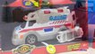 FAST LANE ACTION WHEELS AMBULANCE AND POLICE CRUISER STORY WITH GEORGE PIG AND SANTA CLAUS -UNBOXING-uqC