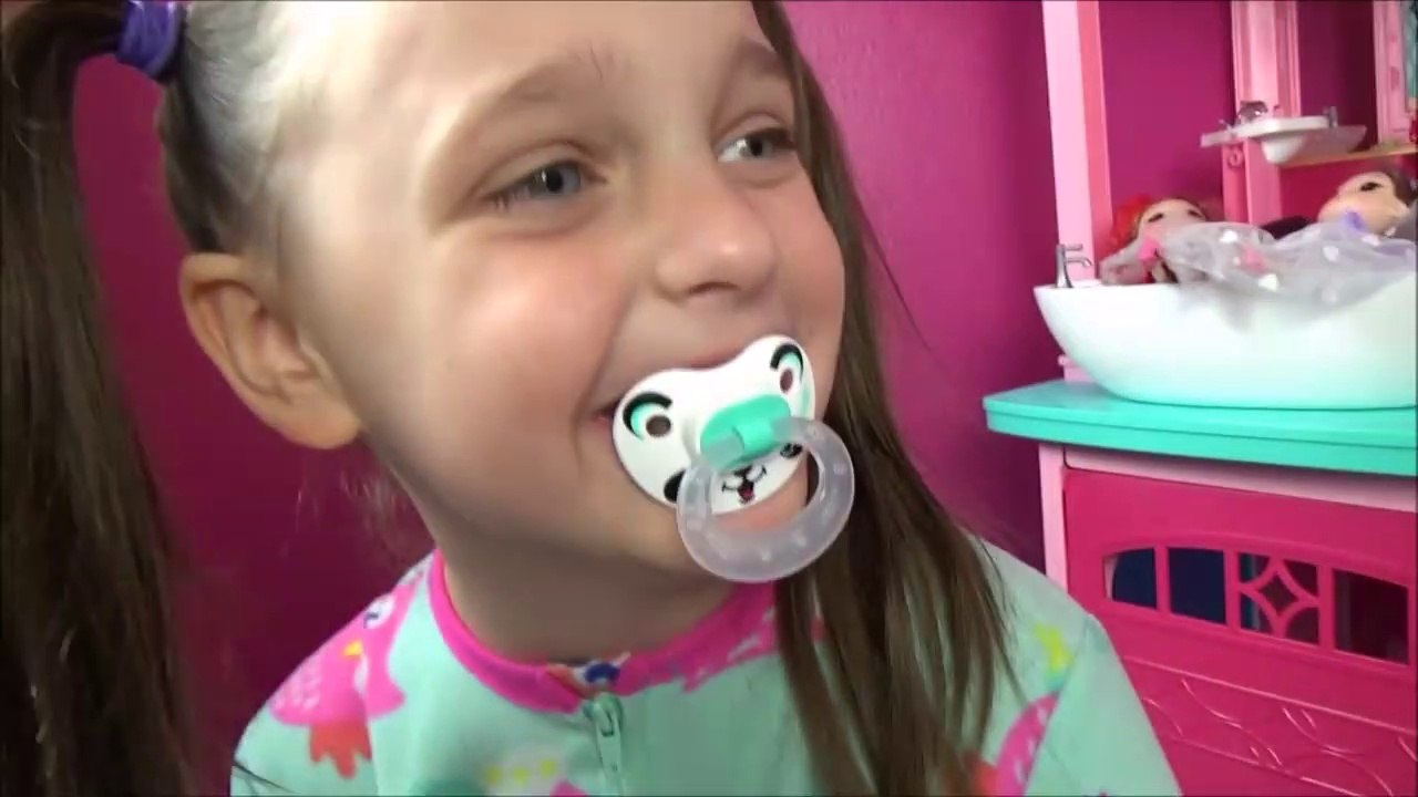 Bad Baby Water Gun Fight In House Victoria Annabelle Super Soakers Babies Hidden Egg-vmh6dG950