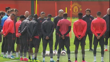 Descargar video: United hold minute silence for Manchester victims