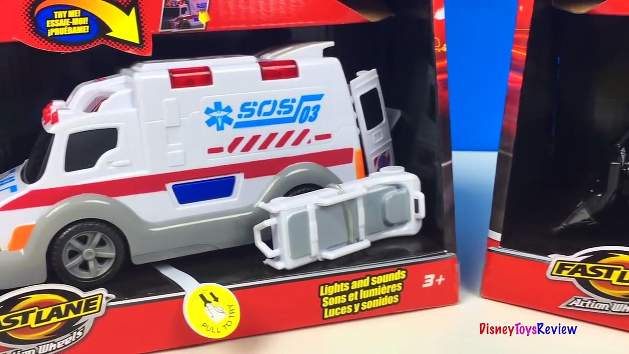 FAST LANE ACTION WHEELS AMBULANCE AND POLICE CRUISER STORY WITH GEORGE PIG AND SANTA CLAUS -UNBOXING-uqCRnr