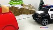 FAST LANE ACTION WHEELS AMBULANCE AND POLICE CRUISER STORY WITH GEORGE PIG AND SANTA CLAUS -UNBOXING-uqCRnrB3