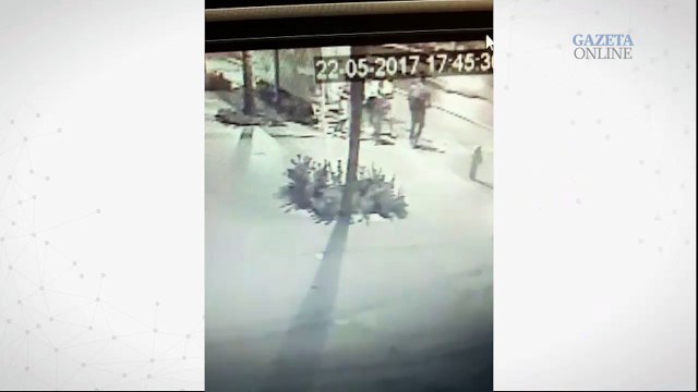 Homem com capacete assalta pessoas no ponto de ônibus em frente ao Hospital Estadual Dr. Jayme Santos Neves