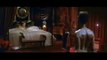 Scène d'amour entre Grace Jones et Roger Moore dans 