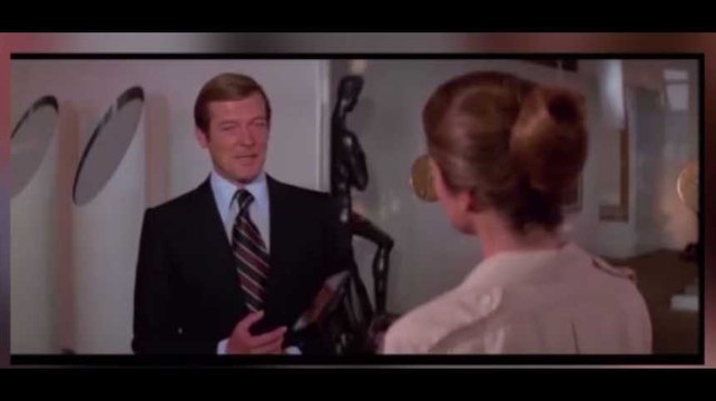 Décès de Roger Moore : Revivez ses scènes cultes dans James Bond (vidéo)