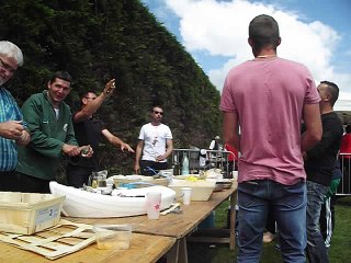 Les chants des parents et dirigeants en ouvrant les huitres à Longeville le 20 mai 2017