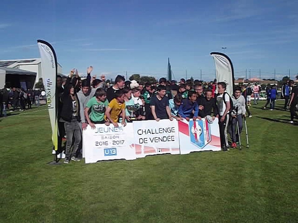 Chants des U 13 à Longeville après avoir reçu le trophé des supporters à la finale départementale du challenge de Vendée