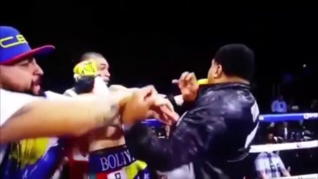 Quand l'entraineur de boxe venge son boxeur en frappant l'adversaire