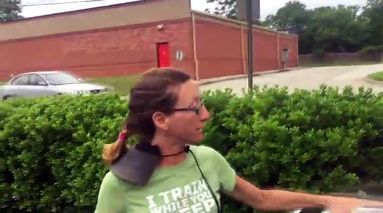 Elle se fait passer pour une SDF afin de gagner de l'argent mais va se faire prendre en flag