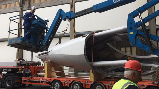 Arrivée de la coiffe du Sea Orbiter à la Cité de la mer