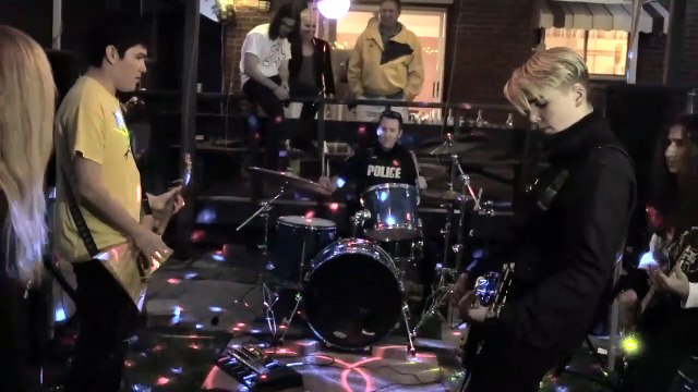 Quand un policier venu pour tapage nocturne fini par jouer de la batterie avec les jeunes