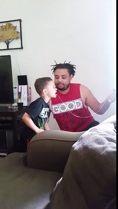 Arracher une dent à ton fils grâce à un fil à la porte...