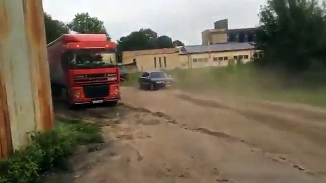 Господар авто повертається і питає: Ну як там? Помили мою машину вже?