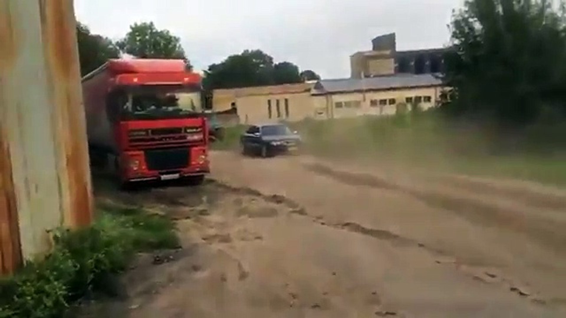 ⁣Господар авто повертається і питає: