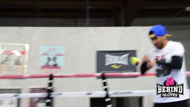 Ce boxeur s'entraîne avec une balle de tennis accrochée à sa casquette !