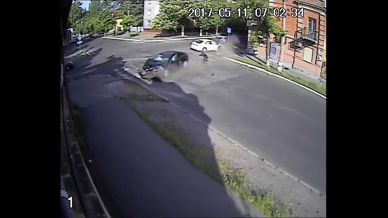 Une piétonne qui a failli se faire tuer dans une accident de deux voitures