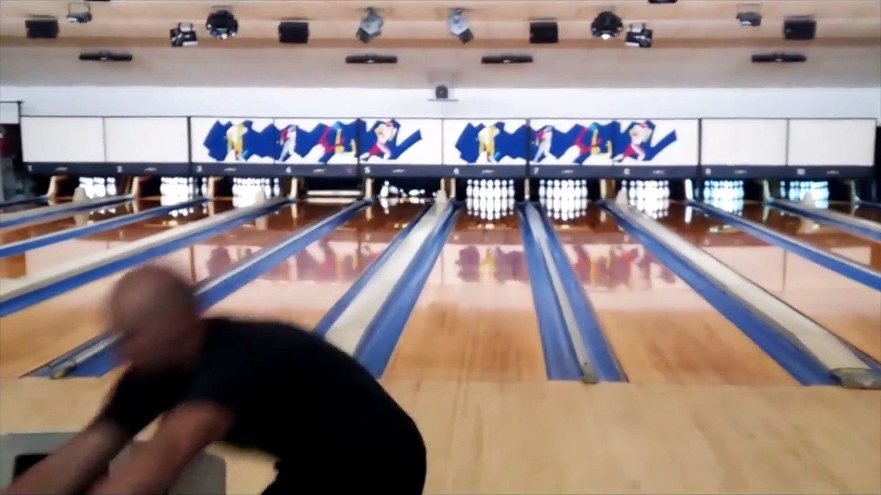 Le gars enchaine les strikes au bowling et ça a l'air tellement facile
