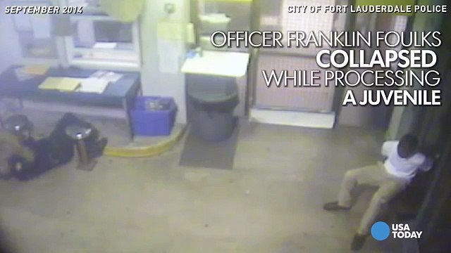 L'adolescent est menotté. Puis quand le policier s'effondre devant lui? Le jeune homme va poser ce geste très héroïque.