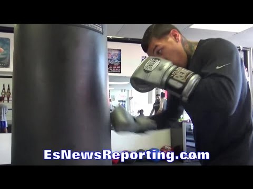 KING Gabe Rosado BLASTS THE PUNCHING BAG!!! IN BEASTMODE!!! - EsNews Boxing