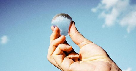 Вчені придумали «їстівну пластикову пляшку», яка зможе врятувати нашу планету!