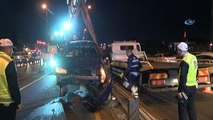 Bakırköy'de Çarpışan Otomobillerden Biri Metrobüs Yoluna Daldı: 1 Yaralı