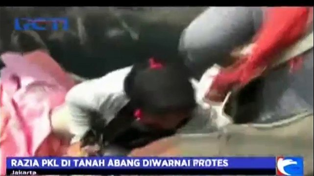 Razia PKL di Tanah Abang Diwarnai Protes Pedagang