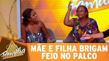Mãe e filha brigam feio no palco