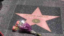 Colocan flores en la estrella en el Paseo de la Fama del fallecido Roger Moore