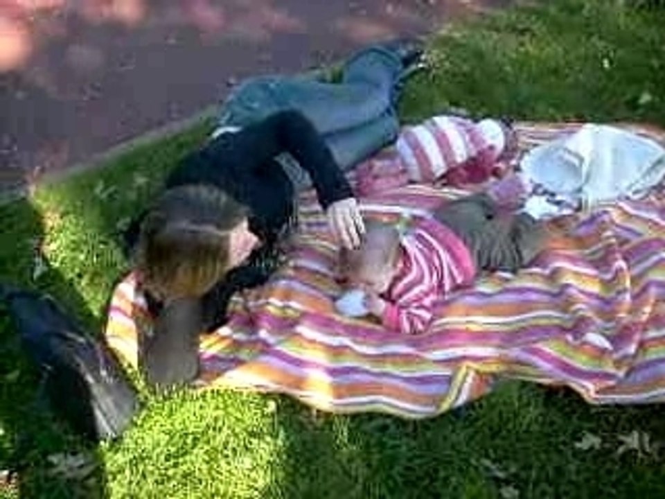 Repos sur l'herbe avec tata
