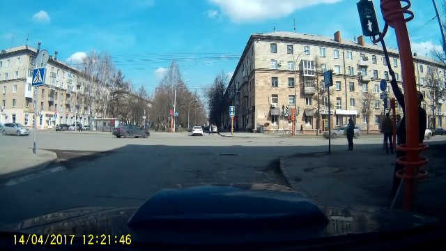 Человек из Кемерова и светофор, это можно смотреть вечно