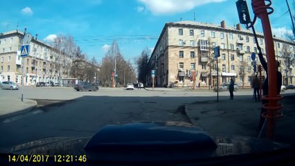 Человек из Кемерова и светофор, это можно смотреть вечно
