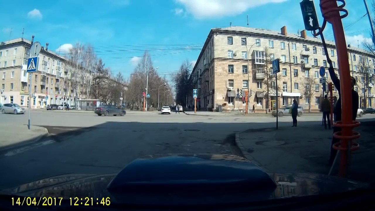 Человек из Кемерова и светофор, это можно смотреть вечно