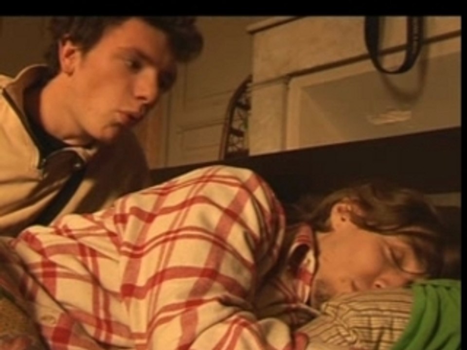 pinouch et cara " Au lit " ep3