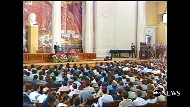HASAN MINHAJ Roasts PRESIDENT TRUMP at White House Correspondents' Dinner - What's Trending Now!