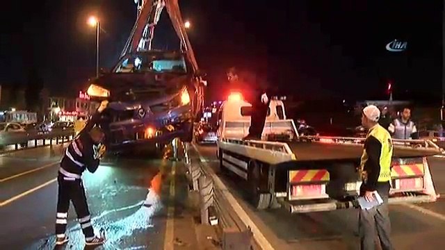 Kazaya Karışan Otomobil Metrobüs Yoluna Daldı