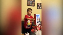 Ce gamin est super content de son cadeau même si il ne sait pas ce que c'est...