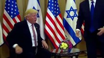 Quand Donald Trump oublie de serrer la main de Netanyahou