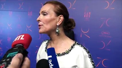 Carole Bouquet rend hommage à Roger Moore