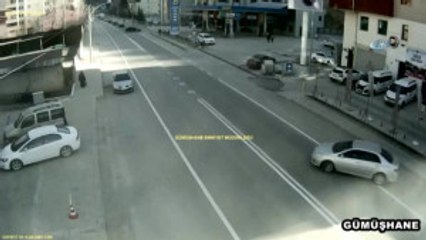 Yolda Duran Adama Arkadan Böyle Çarptı