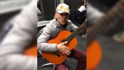 Il reprend la musique du film "et pour quelques dollars de plus" à la guitare