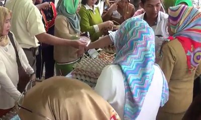 Скачать видео: Operasi Pasar Murah di Bone, Warga Serbu Telur Ayam