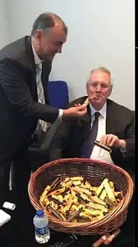 Murat Ülker Aziz YIldırım'a çikolata yedirdi