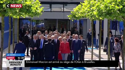 Emmanuel Macron arrive au siège de l'OTAN