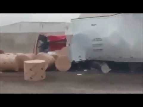 Mexican Police Prevent Highway Accident Involving Runaway Trailer
